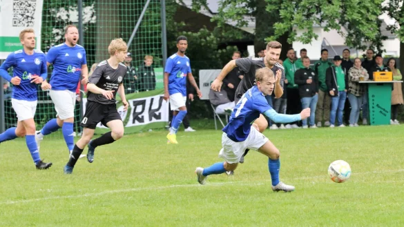 Mit vollem Tempo geht es für Leopoldshöhes Leon-Kilian Wandmacher in die gegnerische Hälfte. - © Oliver König