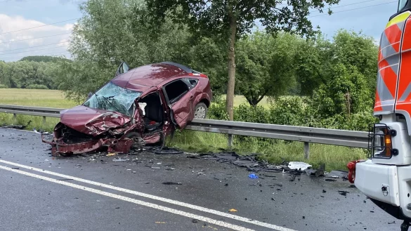 Bei dem schweren Unfall auf der Bundesstra&szlig;e 1 bei Paderborn kommt die Fahrerin dieses Ford zu Tode. - &copy; Marc Schr&ouml;der