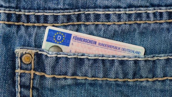 Junge Menschen, die den F&uuml;hrerschein machen m&ouml;chten, m&uuml;ssen immer mehr daf&uuml;r zahlen. - &copy; Symbolbild: Pixabay