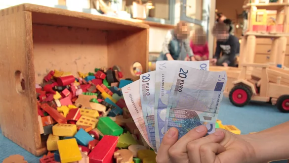 Die Kita-Geb&uuml;hren f&uuml;r Kitas in Zust&auml;ndigkeit des Kresjugendamtes werden steigen - in welcher H&ouml;he, ist noch offen. - &copy; Symbolbild: Till Brand/Pixabay - Montage Oliver Wendtland