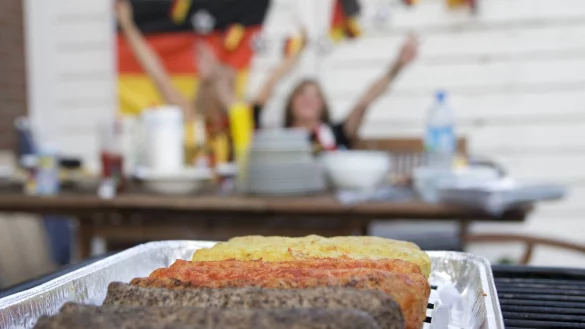 Grillen geh&ouml;rt zur Fu&szlig;ballparty einfach dazu. Doch gerade Elektrogrills verbrauchen viel Energie. - &copy; picture alliance / fotoAKL/Shotshop