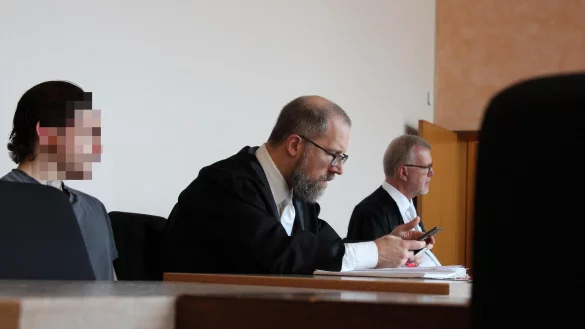 Der j&uuml;ngere Angeklagte (18, links) nimmt nach einer Unterbrechung wieder an der Seite seines Verteidigers Hendrik Schnelle aus Detmold Platz. Verteidiger Johannes Salmen aus Lage (rechts) wartet, dass die Wachtmeister seinen Mandanten (19) in den Saal f&uuml;hren. - &copy; Janet K&ouml;nig