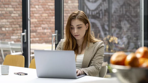 Angesichts des Fachkr&auml;ftemangels m&uuml;ssen sich die Personalmanager immer ausgefeiltere Angebote einfallen lassen, um Leute mit sogenannten Benefits zu locken und zu halten - ein Obstkorb reicht da nicht als Anreiz. - &copy; picture alliance / Image Source