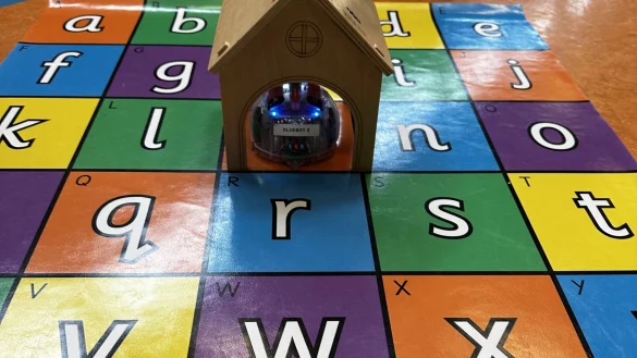 Die programmierten Beebots finden den Weg durch ein Labyrinth, das aus bunten Matten bestand. - &copy; S&uuml;dschule Lemgo