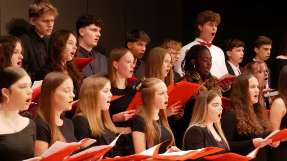 Stimmgewaltig. Der Oberstufenchor unter Leitung von Frank Schreiber erfreut im dynamischen Gesang mit "Skyfall". - &copy; Thomas Kr&uuml;gler