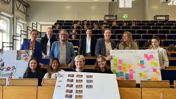 Pr&auml;sentieren stolz die Ergebnisse ihrer Workshops beim diesj&auml;hrigen D:E:I Forum: Prof. Dr.-Ing. Yvonne-Christin Knepper-Bartel (von links, TH OWL), Annika Adlung (TH OWL), Dipl. P&auml;d. Tanja Osterhagen (TH OWL), Thien Kim Sch&uuml;tte (TH OWL), Prof. Dipl-Ing. Ulrich Nether (TH OWL), Lars Oschmann (TH OWL), Prof.'in Dr. Jessica Rubart (TH OWL), Marie-Joelle Scholten-Reintjes (TH OWL), Dr. Larissa Eikermann (Uni Paderborn), Pia Ortwein (Uni Bielefeld), Kristina Herrmann (TH OWL). - &copy; TH OWL