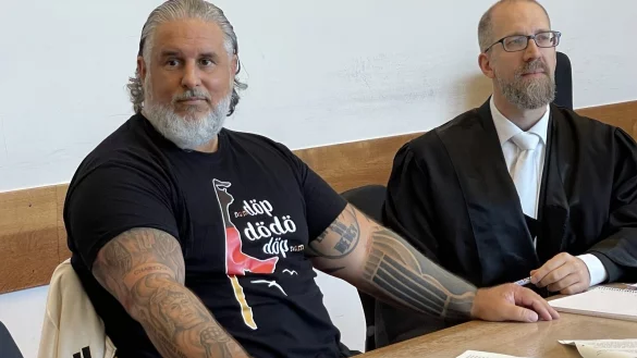 Tim Kellner im provokanten Outfit, das auf die ausl&auml;nderfeindlichen Parolen von Partyg&auml;sten auf Sylt anspielt, neben seinem Rechtsanwalt Hendrik Schnelle. - &copy; Silke Buhrmester