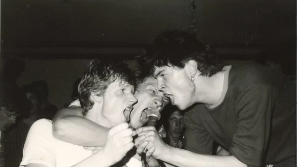 Die erste LP der "Toten Hosen" ist 1984 erst wenige Monate auf dem Markt, aber Campino kann bereits auf textsichere Fans z&auml;hlen. - &copy; Thomas Bauer