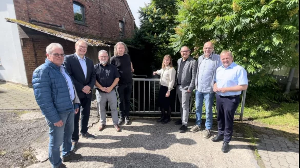 Die Hochwassersensoren sind in Langenholzhausen platziert. Die Projektbeteiligten Edgar Schlinkmeier (von links), Jens-Peter Seick, Thomas Hahn, Steffen K&ouml;nig, Nicole Baeumer, Markus Baier, Olaf Kapelle und Mario Hecker erwarten gespannt die ersten Auswertungen. - &copy; digital.interkommunal Kalletal.Lemgo