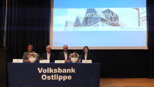 Gute Laune bei der Volksbank Ostlippe: (von links) Der Aufsichtratsvorsitzender Thorsten Klinge, die Vorstandsmitglieder Andreas Weber und Volker Nierhoff sowie die Prokuristin Susanne Hanke. - &copy; Volksbank Ostlippe