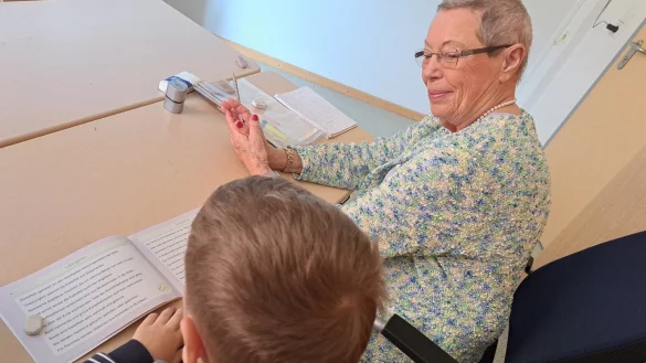 Gertrud Oberndorfer beim Unterricht. Der Erstkl&auml;ssler mit bulgarischen Wurzeln kam mit geringen Sprachkenntnissen in die Grundschule. Gertrud Oberndorfer &uuml;bt hier mit ihm unter anderem Lesen und Wortverst&auml;ndnis. - &copy; Carolin Brokmann-F&ouml;rster