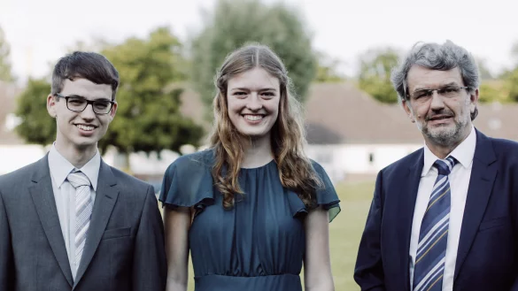 Schulleiter Andreas Herm (rechts) gratuliert Joel Penner und Johanna M&uuml;ller zur Bestnote 1,0. - &copy; AHF-Gymnasium