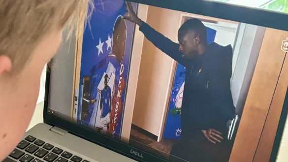 Ousmane Demb&eacute;l&eacute; bestaunt in einem Video die eigens f&uuml;r die Spieler bedruckten Zimmert&uuml;ren. - &copy; Jens Reddeker