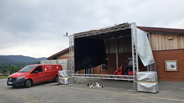 Noch ist die Folie nicht fest fixiert, aber bis zum Er&ouml;ffnungsspiel wird alles fertig sein. RSV, Feuerwehr und Familie Horn organisieren ein Public Viewing auf der Egge. - &copy; Astrid Sewing
