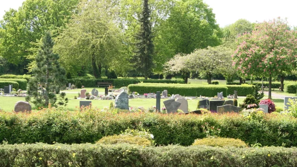 Die Stadt plant, die Geb&uuml;hren f&uuml;r die st&auml;dtischen Friedh&ouml;fe wie f&uuml;r den Friedhof Kreuzenstein anzuheben, damit diese weitgehend kostendeckend gef&uuml;hrt werden k&ouml;nnen. - &copy; Cordula Gr&ouml;ne