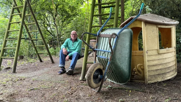 Udo Baumann sitzt in der Schaukel hinter seinem Haus. Nach 17 Jahren als Tagespflegevater geht er nun in Rente. - &copy; Sven Kienscherf