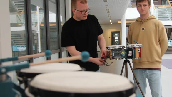 Die zwei T&uuml;ftler: Luca Beuke (von links) und Anton Krusenotto im Foyer des CIIT in Lemgo. - &copy; Kyrill von Matuschka