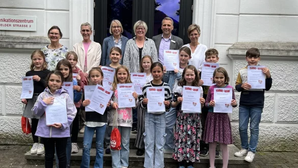 Gemeinsam mit der Jury freuen sich die Jungleserinnen und Jungleser &uuml;ber ihre erfolgreiche Teilnahme am lippischen Vorlesewettbewerb. Den ersten Platz Finales sicherte sich Emma Drewes (zweite Reihe von hinten, Dritte von links) vor Melea Pries (rechts neben Emma Drewes) und Alexandra Grening (vordere Reihe, Vierte von rechts). - &copy; Stiftung f&uuml;r Lippe