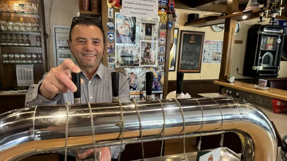 Sella Bayram liebt den Platz hinter der Theke und sieht seine G&auml;ste als Familie. - &copy; Sandra Castrup