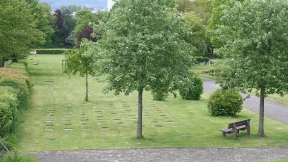 Auf dem Friedhof Kreuzenstein gibt es gro&szlig;e Rasenfl&auml;chen, die vom Bauhof gepflegt und gem&auml;ht werden. - &copy; Fotoarchiv: Cordula Gr&ouml;ne