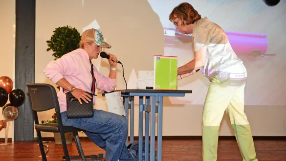 Die Klassenlehrerinnen der 10a, Sahra Schermer und Katharina Martin-Reker (von links) spielen einen Sketch. - &copy; Nicole Ellerbrake