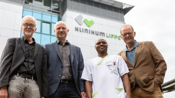 Mit Teamwork zum Ziel: Das Foto zeigt (von links) Heinrich Schüring (ehrenamtlicher Betreuer), Stefan Fenneker (Leiter des Fachbereichs für Soziales, Integration und Bürgerservice bei der Stadt Detmold), Odummanwen Sylvester Joseph und Wolfhardt Müther (Beauftragter für Integration und Inklusion am Klinikum Lippe). - © Torben Gocke