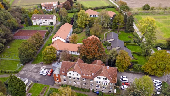Blick von oben auf das heutige Zentrumsgel&auml;nde der Jugendhilfe Gr&uuml;nau in Ehrsen. - &copy; Graf Recke Stiftung