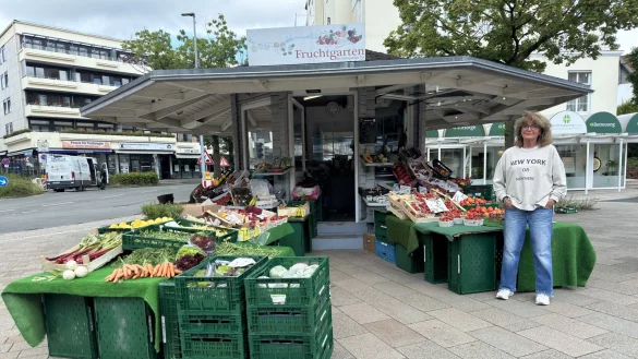 Birgit Hannebohn betreibt seit 26 Jahren den Obststand "Fruchtgarten" am Schliepsteiner Tor. - &copy; Sven Kienscherf