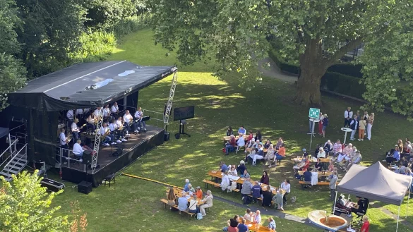 Buntes Musikschulfest auf der Wiese: Die "Brick Town Big Band" unter Leitung von Tobias Richter spielt ein letztes Mal. - &copy; Thomas Kr&uuml;gler