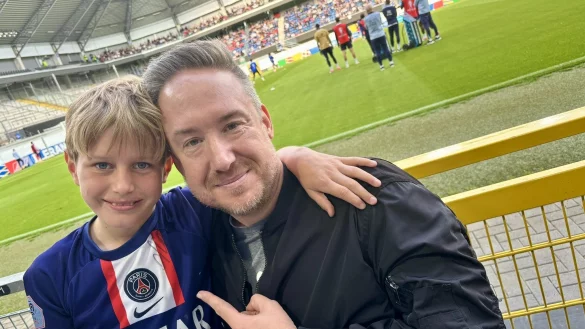 Mann des Tages: Pepe Wilmes (l.) aus Paderborn hat das Autogramm von Kylian Mbapp&eacute; auf sein PSG-Trikot bekommen. Der E-Jugendtorwart vom SV Marienloh war im Stadion mit Patenonkel Philipp Wilmes. - &copy; Jens Reddeker