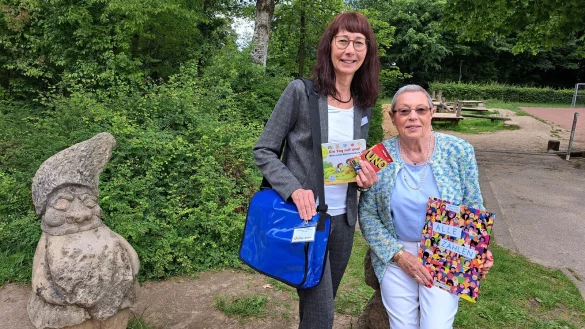 Beate Becker (links) vom Kommunalen Integrationsszentrum und die ehrenamtliche Nachhilfelehrerin Gertrud Oberndorfer sind vom Projekt "SmiLe" &uuml;berzeugt. - &copy; Carolin Brokmann-F&ouml;rster