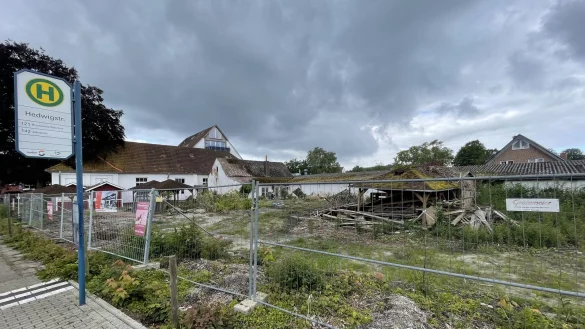 Das Gel&auml;nde des ehemaligen Hotel-Restaurants Hotel B&uuml;scher in Bielefeld-Quelle gibt aktuell kein gutes Bild ab. - &copy; Susanne Lahr
