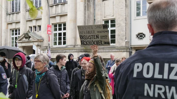Direkt neben dem Gerichtsgeb&auml;ude demonstrieren die Menschen gegen "rechte Hetze und Hass". Die Polizei z&auml;hlt zu H&ouml;chstzeiten etwa 115 Menschen - eine Kundgebung mit 40 weiteren findet parallel am Bruchberg statt. - &copy; Janet K&ouml;nig