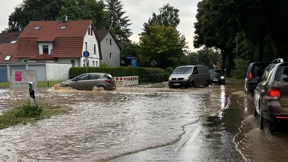 In Detmold-Kl&uuml;t steht an der Lemgoer Stra&szlig;e/Ecke Aachener Stra&szlig;e reichlich Wasser auf der Stra&szlig;e - wie auch an vielen anderen Stellen im Ortsteil. - &copy; Freitag TV
