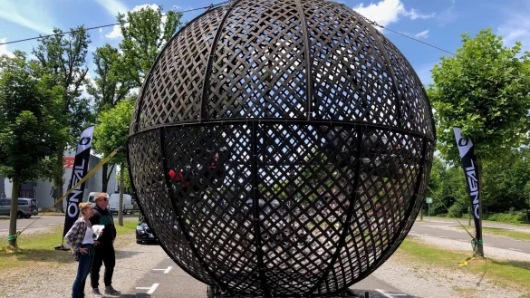 In der Eisenkugel (f&uuml;nf Meter Durchmesser) trainieren zwei Motorradfahrer. Aileen H&ouml;rhold, Projektleitung Customz & Cruiserz, und Luke Ramien von Globe of Speed sehen zu. - &copy; Thomas Reineke