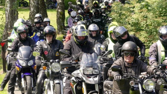 Ein endloser Tross schwerer Maschinen formiert sich zur Ausfahrt. - &copy; Rudi Rudolph