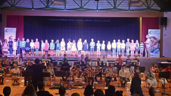 Die "JeKits"-Kinder musizieren gemeinsam auf der B&uuml;hne. - &copy; Stadt Detmold