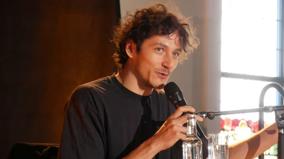 Dynamische Lesung. Schauspieler Noah Saavedra fesselt mit seiner Lesung aus "Der F&auml;nger im Roggen" von J.D. Salinger - &copy; Thomas Kr&uuml;gler