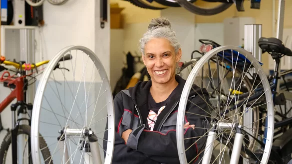 Ellen Yates (46), gelernte Zahnarzthelferin, ist "absolut gl&uuml;cklich" in der Fahrradwerkstatt im BAJ. - &copy; Andreas Zobe