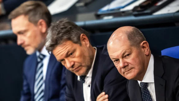 Demokratie ist immer das Ringen um Kompromisse: Bundeskanzler Olaf Scholz (r., SPD), Vizekanzler Robert Habeck (Gr&uuml;ne, M.) und Finanzminister Christian Lindner (FDP) treffen sich unter sechs Augen. - &copy; picture alliance/dpa