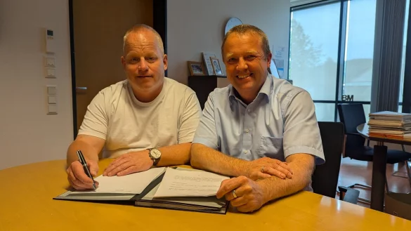 Der Vertrag ist unterzeichnet: Frank Behring (links) vom Wasserbeschaffungsverband Hohenhausen und B&uuml;rgermeister Mario Hecker. - &copy; Gemeinde Kalletal