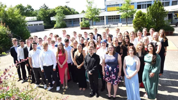 Die Abiturienten des Niklas-Luhmann-Gymnasiums nehmen mit ihren Jahrgangsstufenleitern Bernd Thumann und Wiebke Gerling Aufstellung zum Gruppenfoto auf dem Schulhof. - &copy; Karin Prignitz