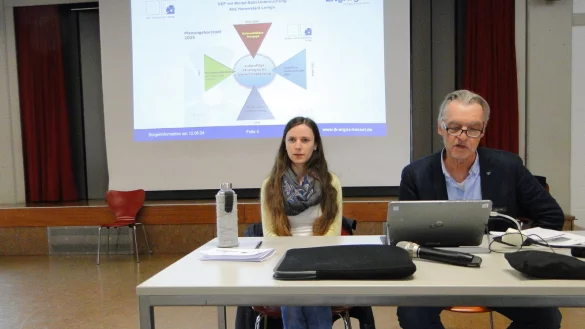 Katharina D&ouml;bler und Michael Volpert von der Firma "LK Argus" aus Kassel stellen die Ergebnisse der B&uuml;rgerbefragung hinsichtlich der Verkehrsplanung in Lemgo vor. - &copy; Hajo G&auml;rtner