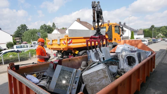 In einer von der Stadt bereitgestellten Mulde k&ouml;nnen defekte Elektroger&auml;te entsorgt werden. - &copy; Jost Wolf