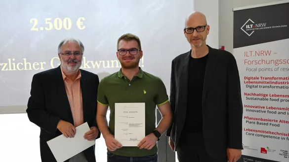 Professor Manfred Gareis, Student Jannik Nolte und Professor Jan Schneider, Leiter des Institutes for Life Science Technologies (ILT.NRW) (von links) bei der Preisverleihung. - &copy; TH OWL