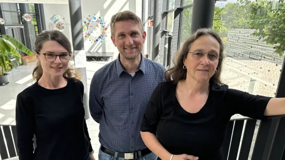 Konrektorin Anna Hertel, Schulleiter Jan Elstrod und die zweite Stellvertreterin Silke Miesler (von links) freuen sich auf die anstehenden Feierlichkeiten. - &copy; Sandra Castrup
