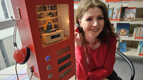 Die Leiterin der Stadtb&uuml;cherei Lage, Eva-Maria Allert, freut sich, dass der Buchfindomat bei den Kindern, aber auch den Erwachsenen, sehr gut ankommt. - &copy; Astrid Sewing