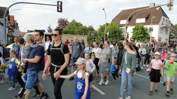 Eine lange Menschenschlange vom Schulhof des Hermann-V&ouml;chting-Gymnasiums herab durch die Innen-Stadt bis zur Grundschule am Weinberg bildet den Abschluss des 54. "Vier-Abende-Marsches". - &copy; Hajo G&auml;rtner
