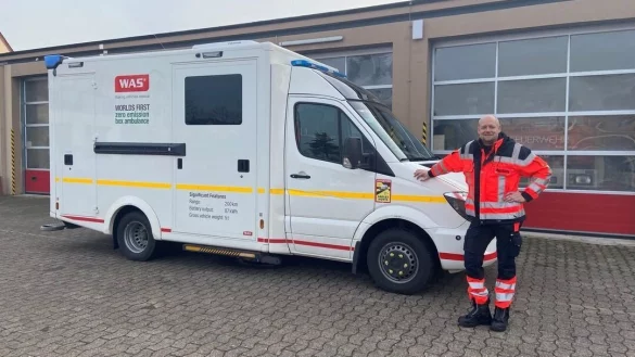 Notfall-Sanitater Maik Balke und seine Kollegen haben den Elektro-Rettungswagen getestet. - &copy; Stadt Herford