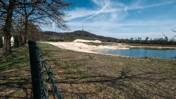 Von den Hängen des Teutos fließt das Regenwasser in den Untergrund und speist den Quelle-See, dessen Wasserqualität hervorragend ist. - © Susanne Lahr